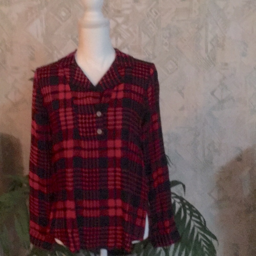 ⭐️🌲 NWT Ladies PM top plaid red / black by Skies Are  Blue